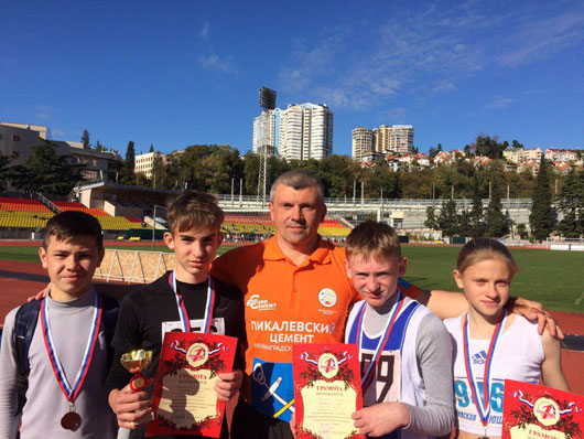 «Пикалевский цемент» поддержал команду юных легкоатлетов города Пикалево на соревнованиях в Сочи