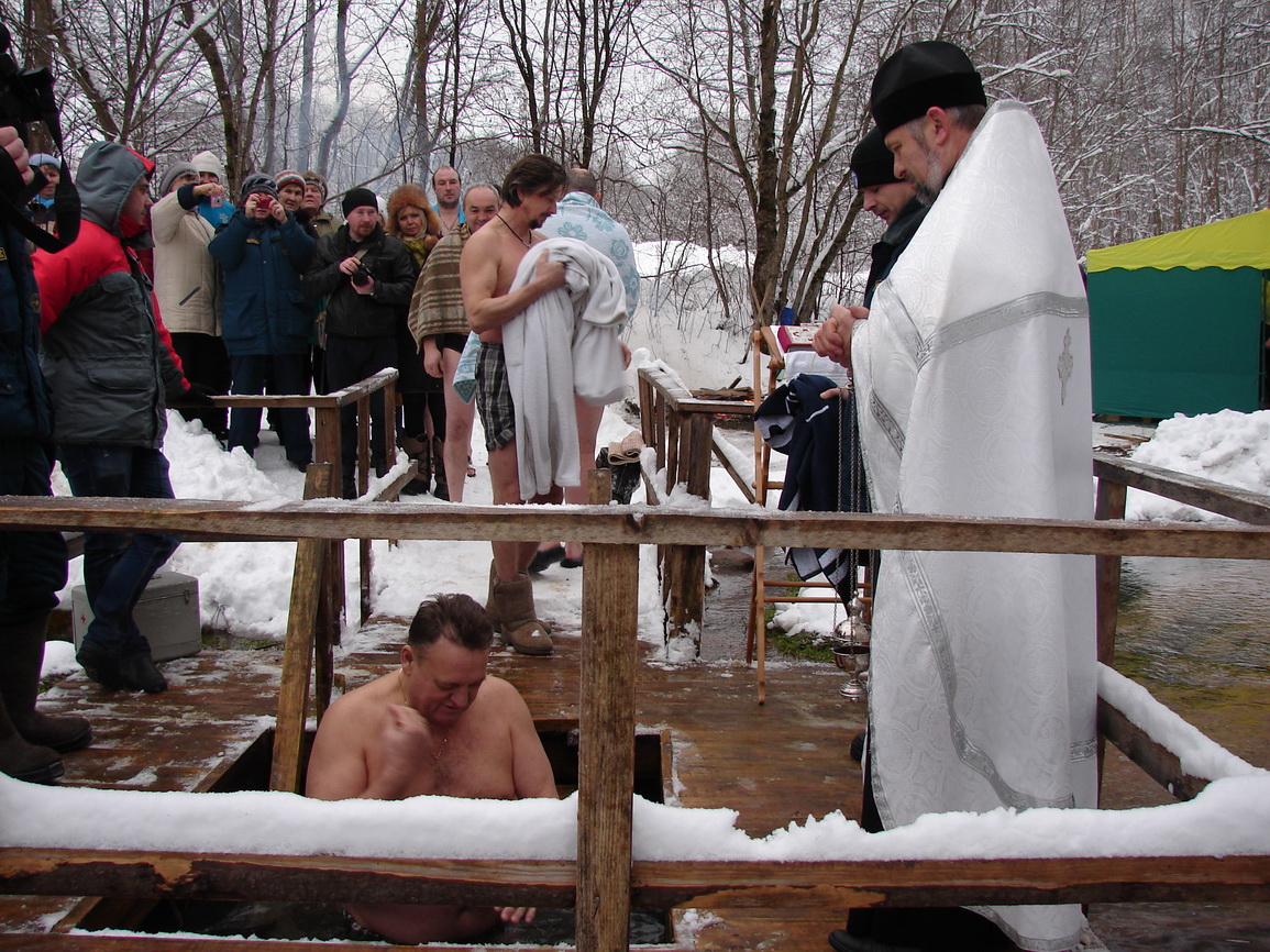 Николай Пустотин принял участие в традиционных Крещенских обрядах освящения воды и купании, которые состоялись на реке Рядань г.Пикалево