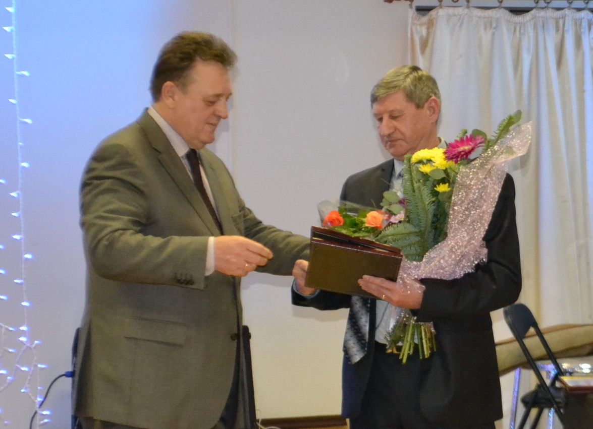 Николай Пустотин вручил награды Законодательного собрания Ленинградской области, в связи с 40-летием ДЮСШ г. Пикалево.
